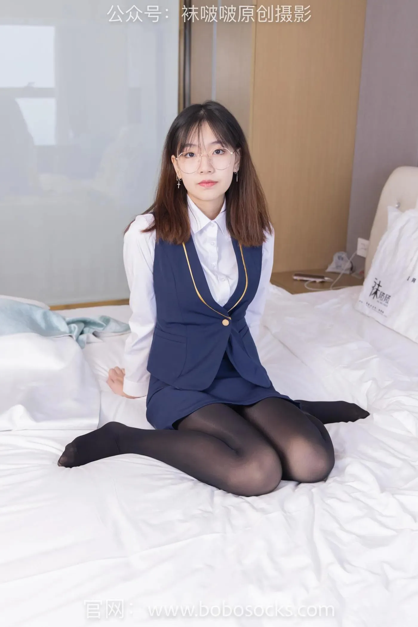 [BoBoSocks袜啵啵]NO.132 小甜豆-aj1板鞋、蓝色短靴、厚黑丝、厚红丝 [145P]插图6